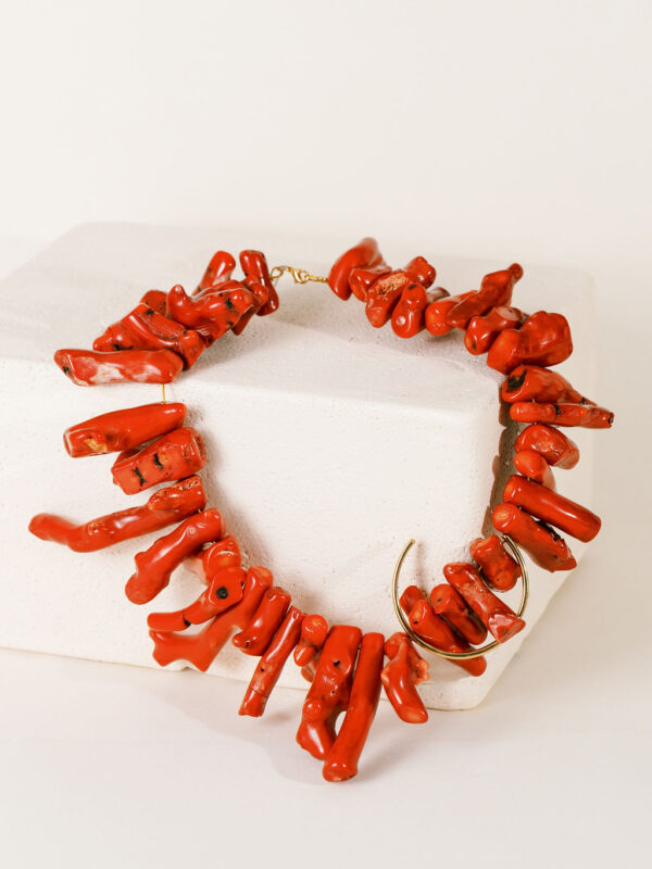 necklace with coral semi-precious chips and 24K gold-plated elements - AM BY AGAPI