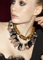 Κολιέ με ασύμμετρους ημιπολύτιμους λίθους και ακρυλική αλυσίδα